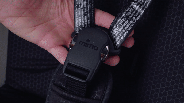 How to use the magnetic buckle on Mima Xari Max harness, product demonstration video