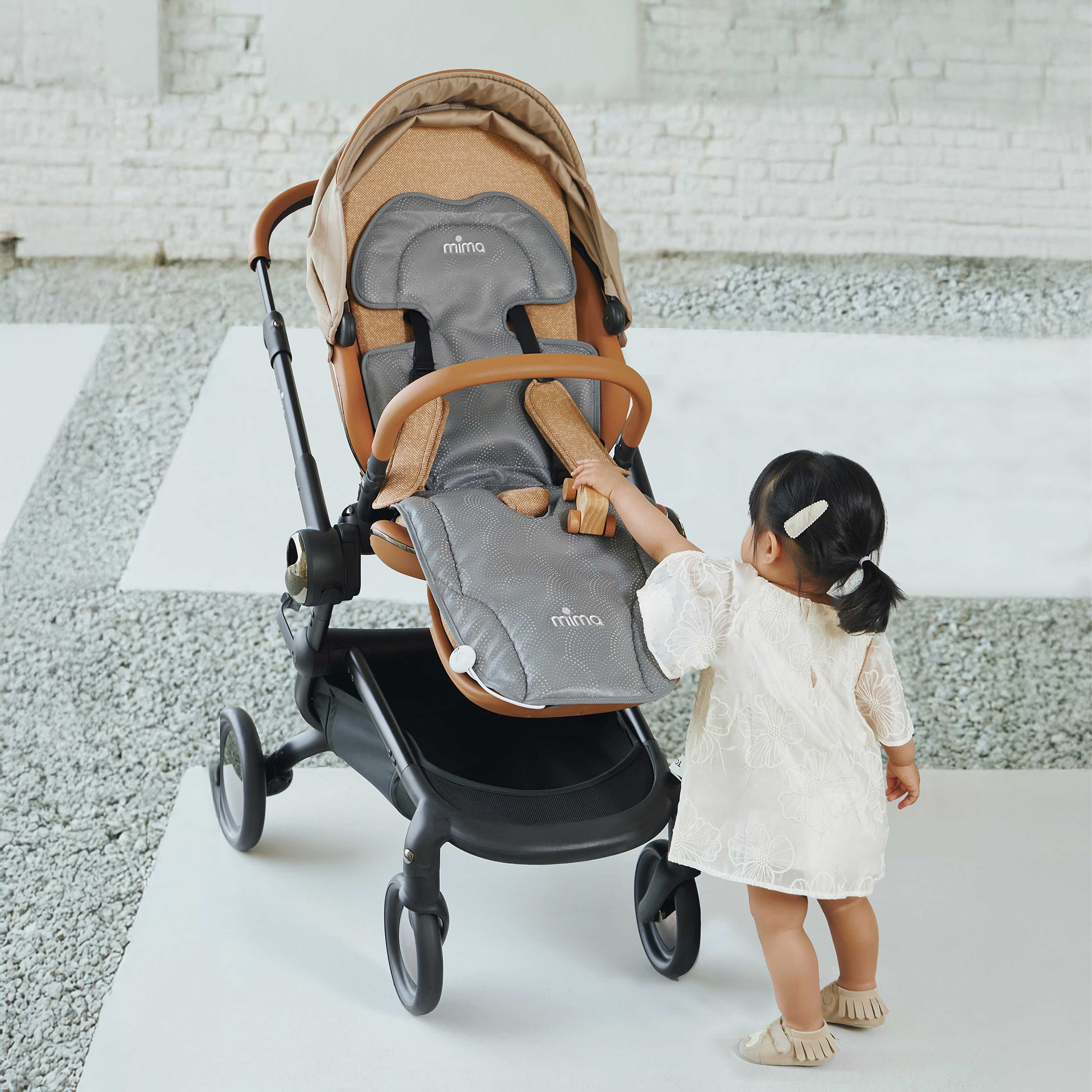 Mima® Flo Oreo baby cooling seat pad installed on stroller seat 