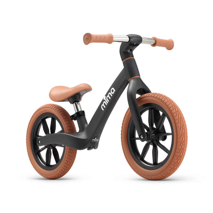 mima zoom lite balance bike in black featuring low seat, side profile 